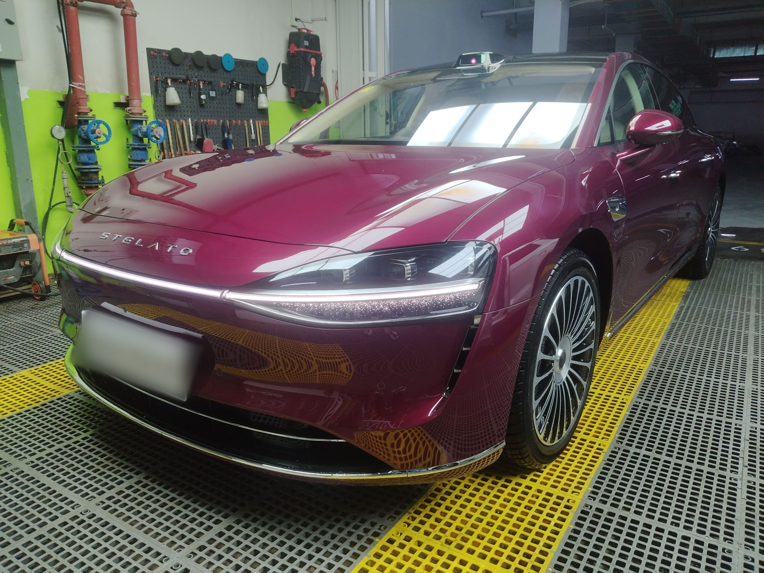 تحت مقدمة السيارة