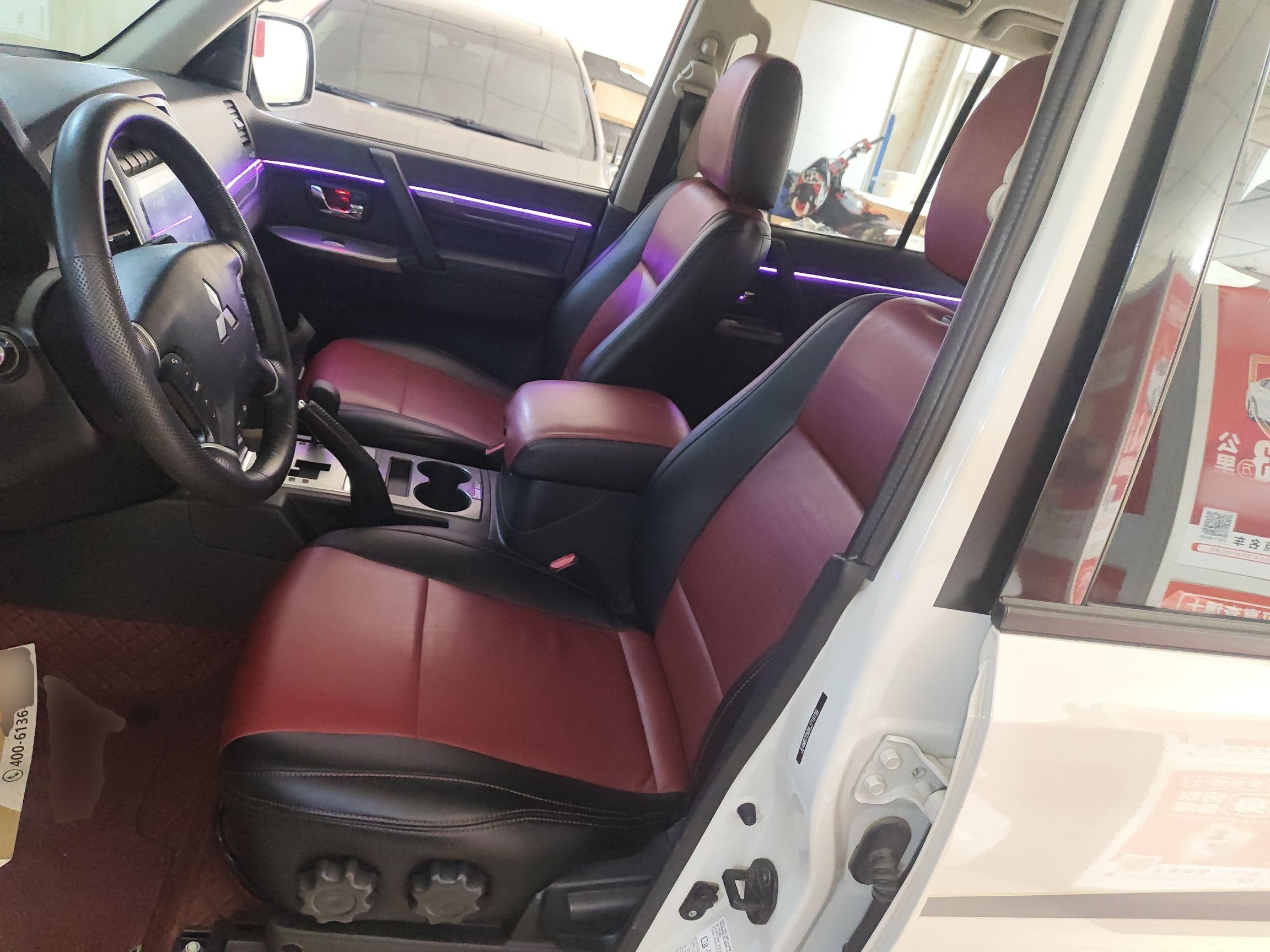 المقاعد الأمامية داخل السيارة