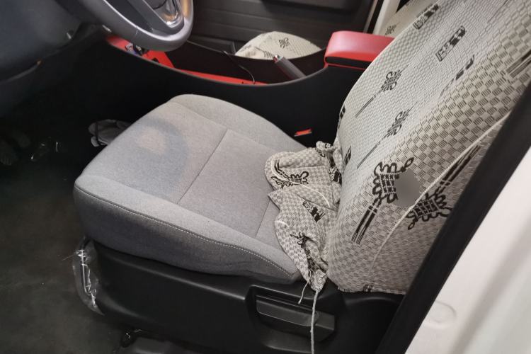 Used Wuling Yangguang 2024 300KM Comfort Version Passenger Van 75kW
