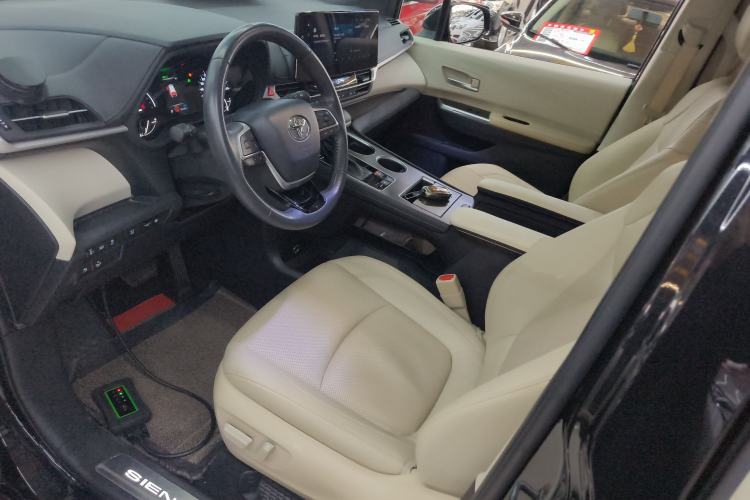 Used Toyota Sienna 2023 2.5L Hybrid Deluxe Edition