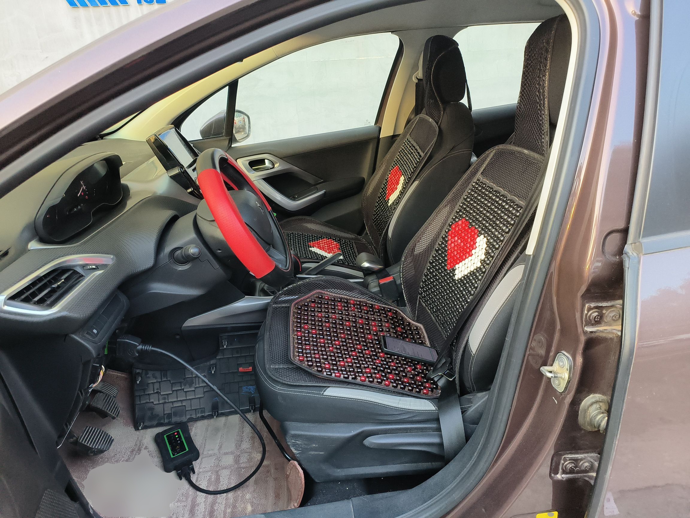 المقاعد الأمامية داخل السيارة