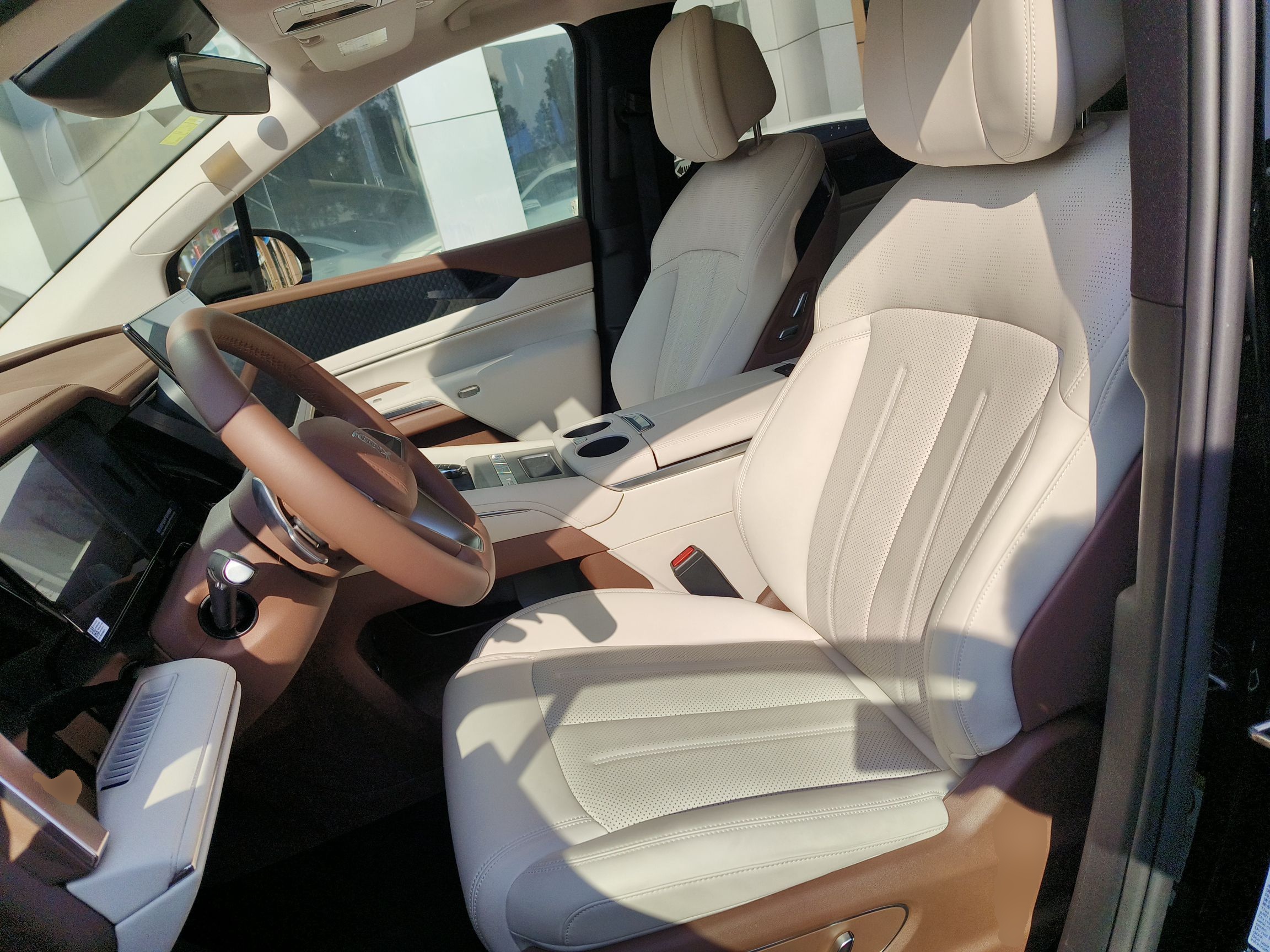 Переднее сиденье в автомобиле