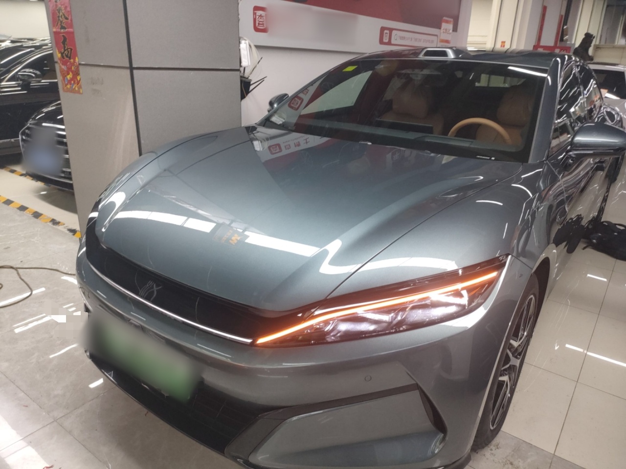 Под передней частью автомобиля