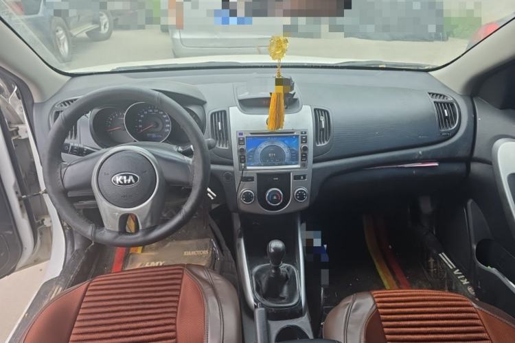 Used Kia Forte 2014 1.6L MT GL Center Console