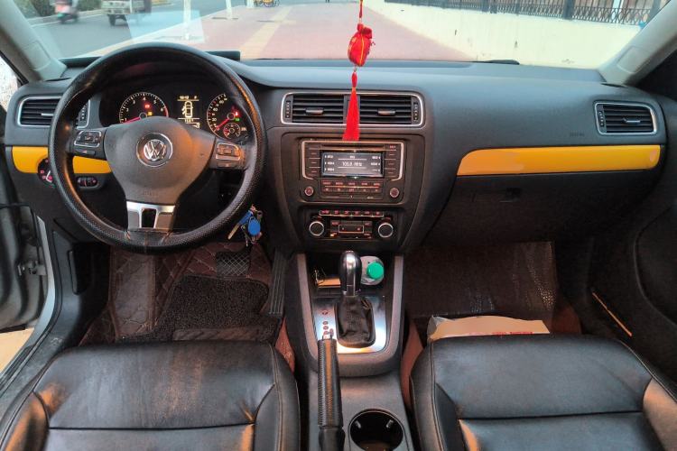 Used Volkswagen Sagitar 2014 Revised Version 1.4TSI Automatic Luxury Edition Center Console