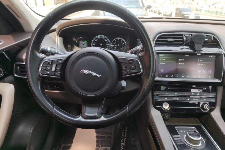 Used Jaguar F-PACE 2016 2.0T Two-Wheel-Drive R-Sport Sport Edition Steering Wheel