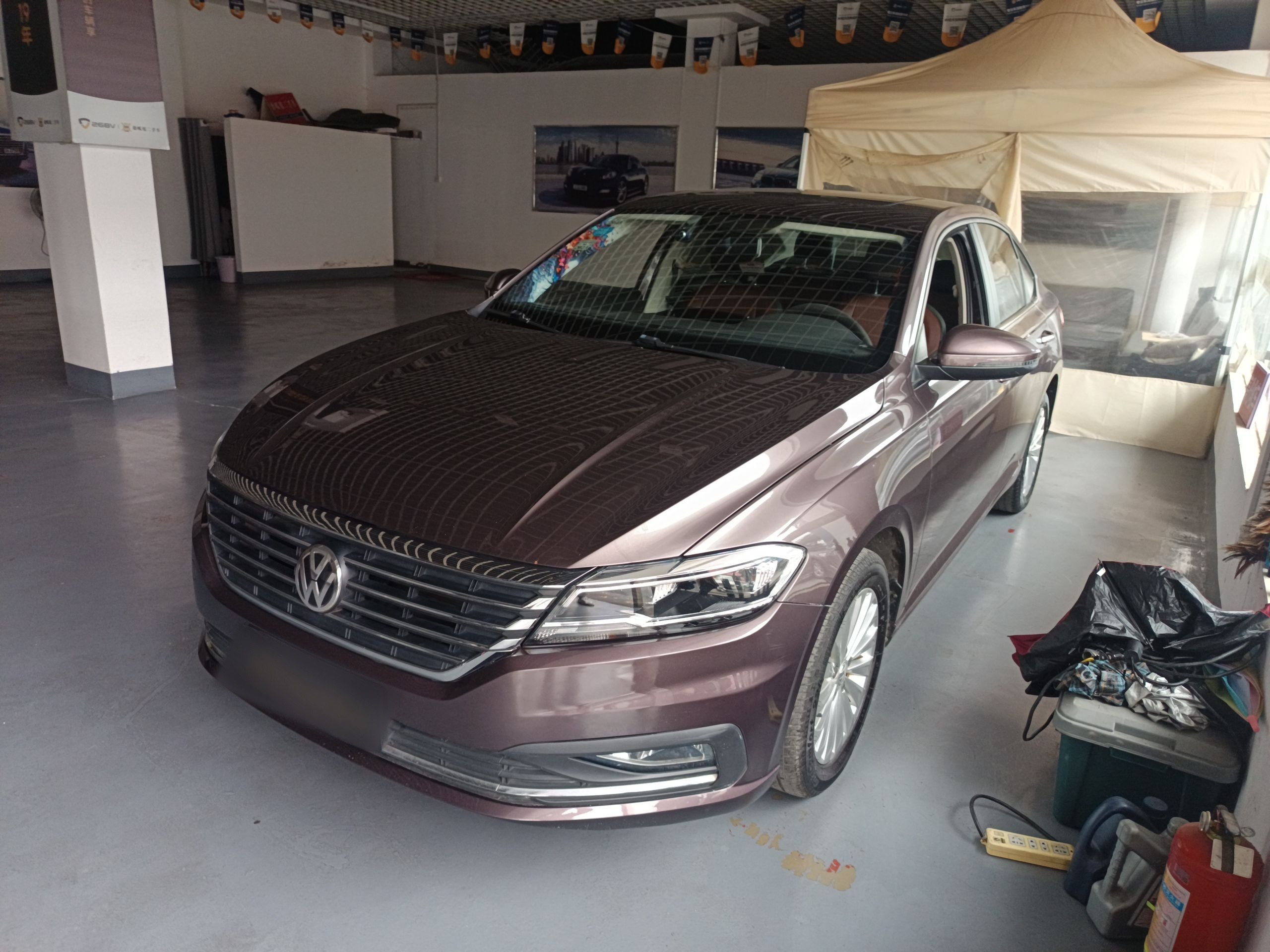 تحت مقدمة السيارة