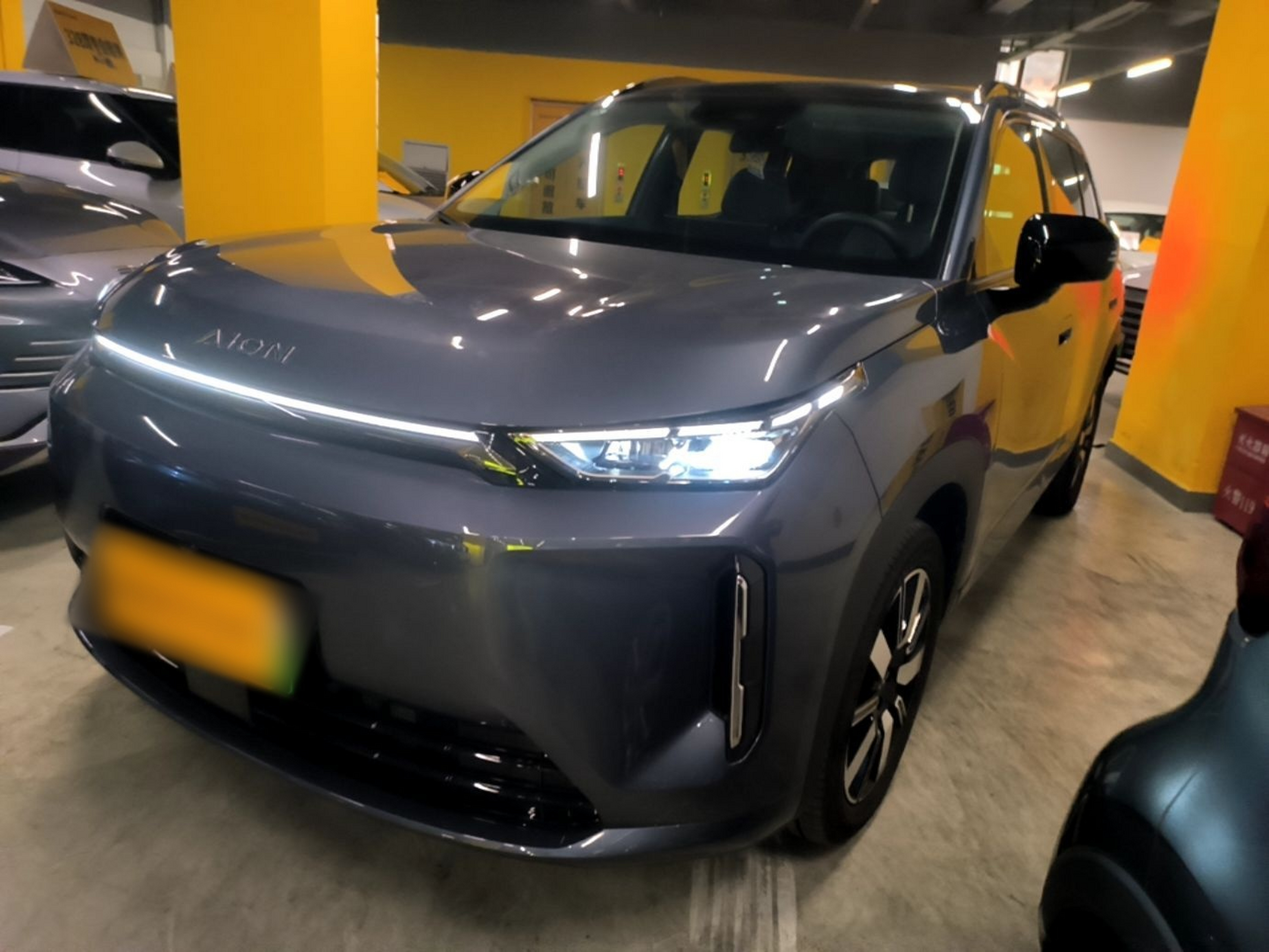 Под передней частью автомобиля