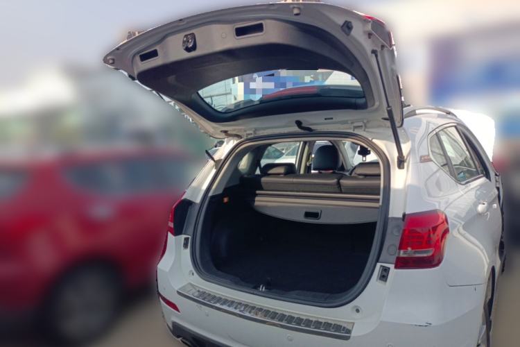 Used Haval H2 2016 Red Label 1.5T Manual Two-Wheel Drive Urban Edition Trunk