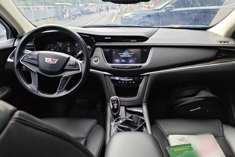 Used Cadillac XT5 2018 25T Luxury Model Center Console