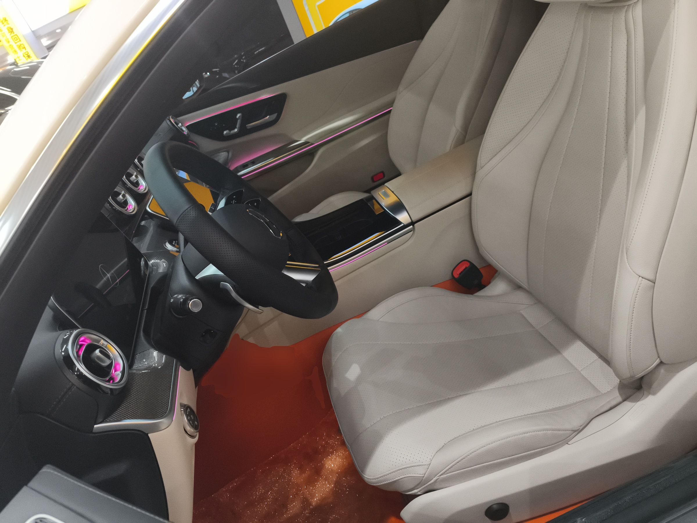 المقاعد الأمامية داخل السيارة