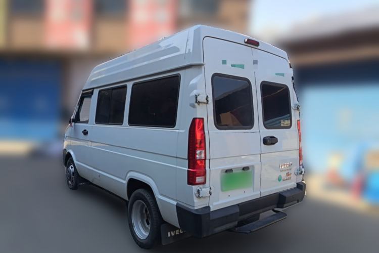 Used Iveco Daily 2023 2.5T A35M1 Multi-Purpose Passenger Vehicle Short Wheelbase Mid-Roof Design Dual Side Sliding Doors Automatic Transmission
