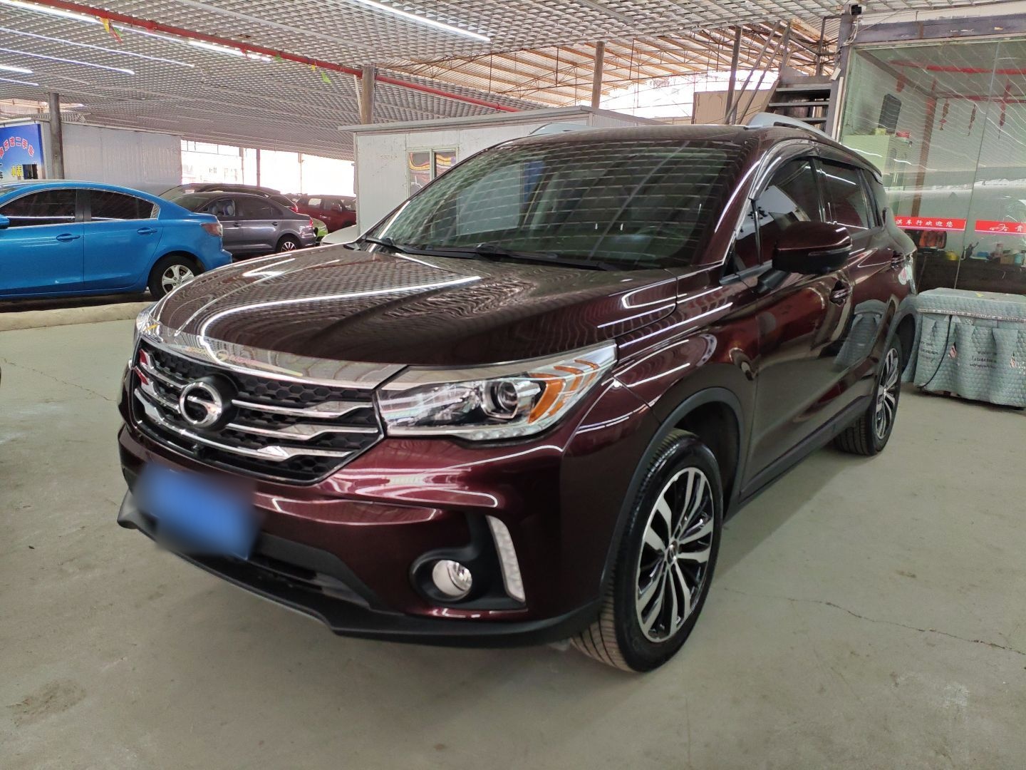 تحت مقدمة السيارة