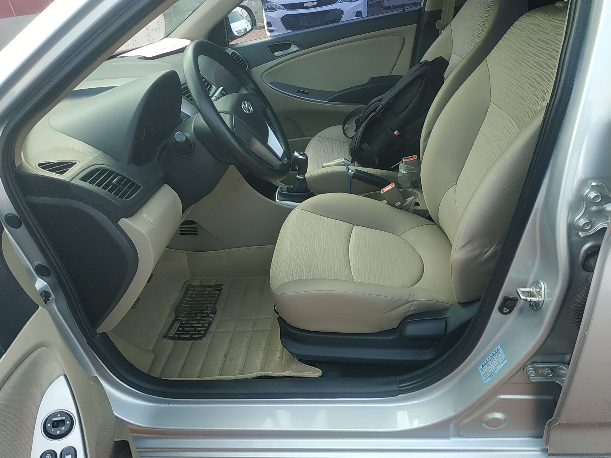 المقاعد الأمامية داخل السيارة