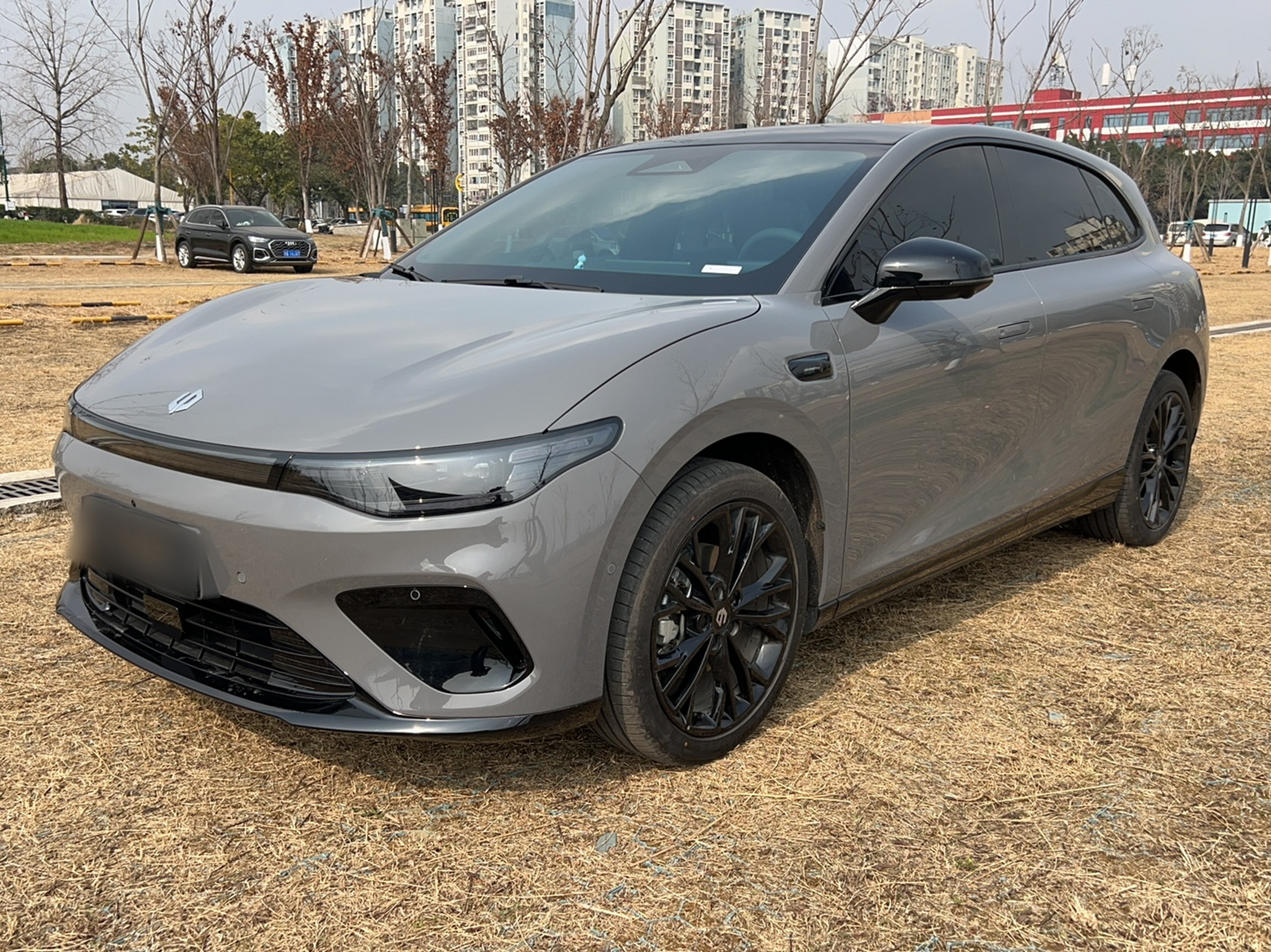 Под передней частью автомобиля