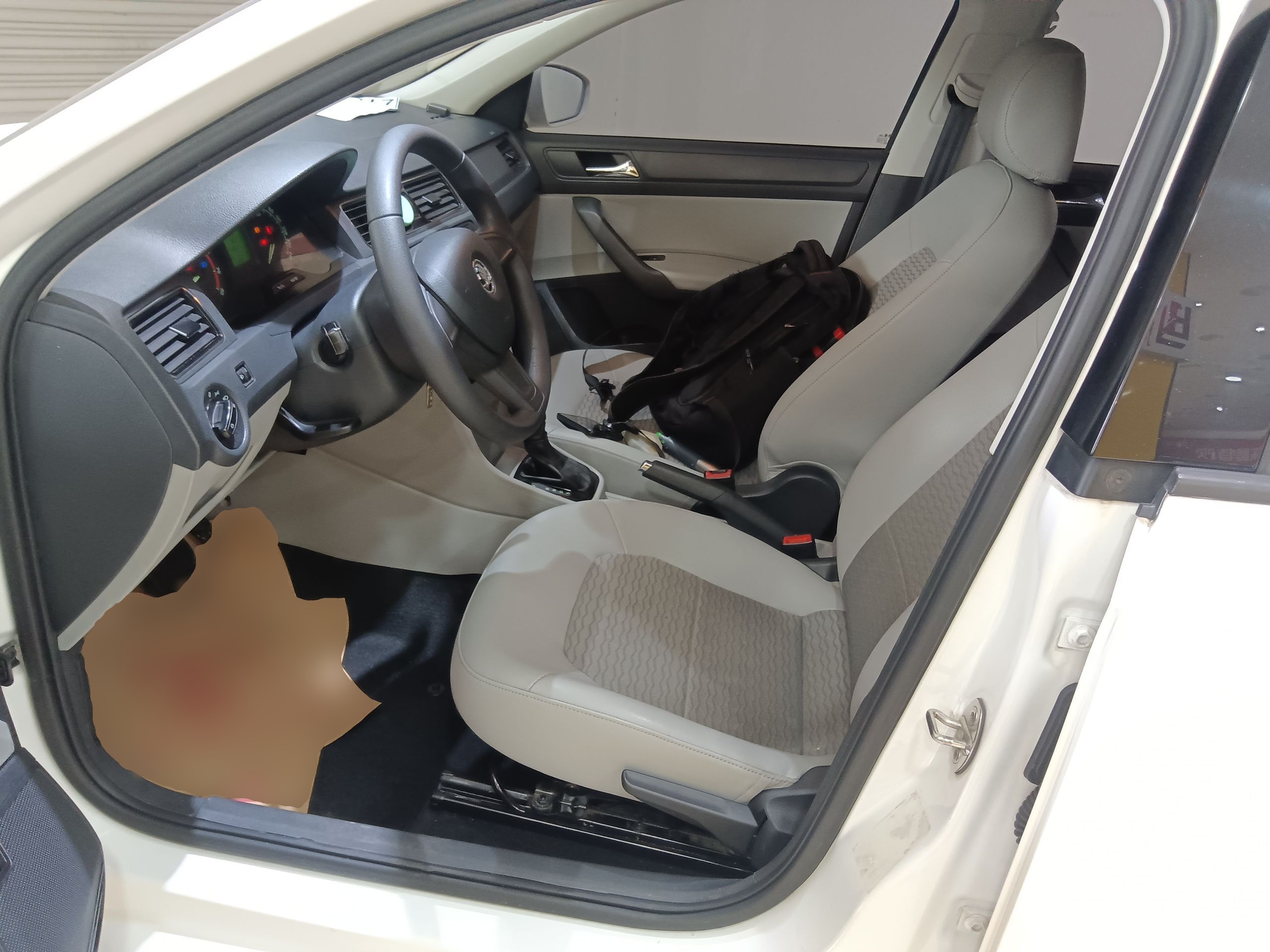 Переднее сиденье в автомобиле