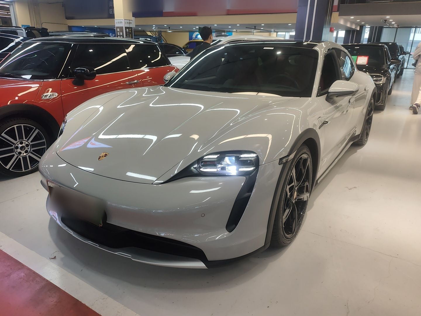 Под передней частью автомобиля