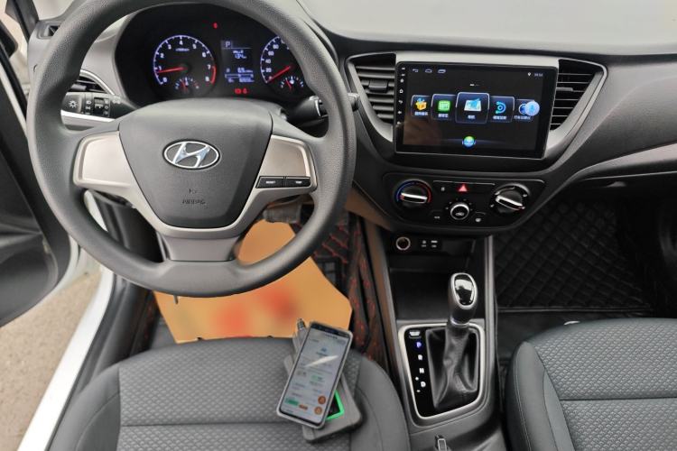 Used Hyundai Verna (new generation) 2016 1.4L Automatic Cool Edition GLS Center Console