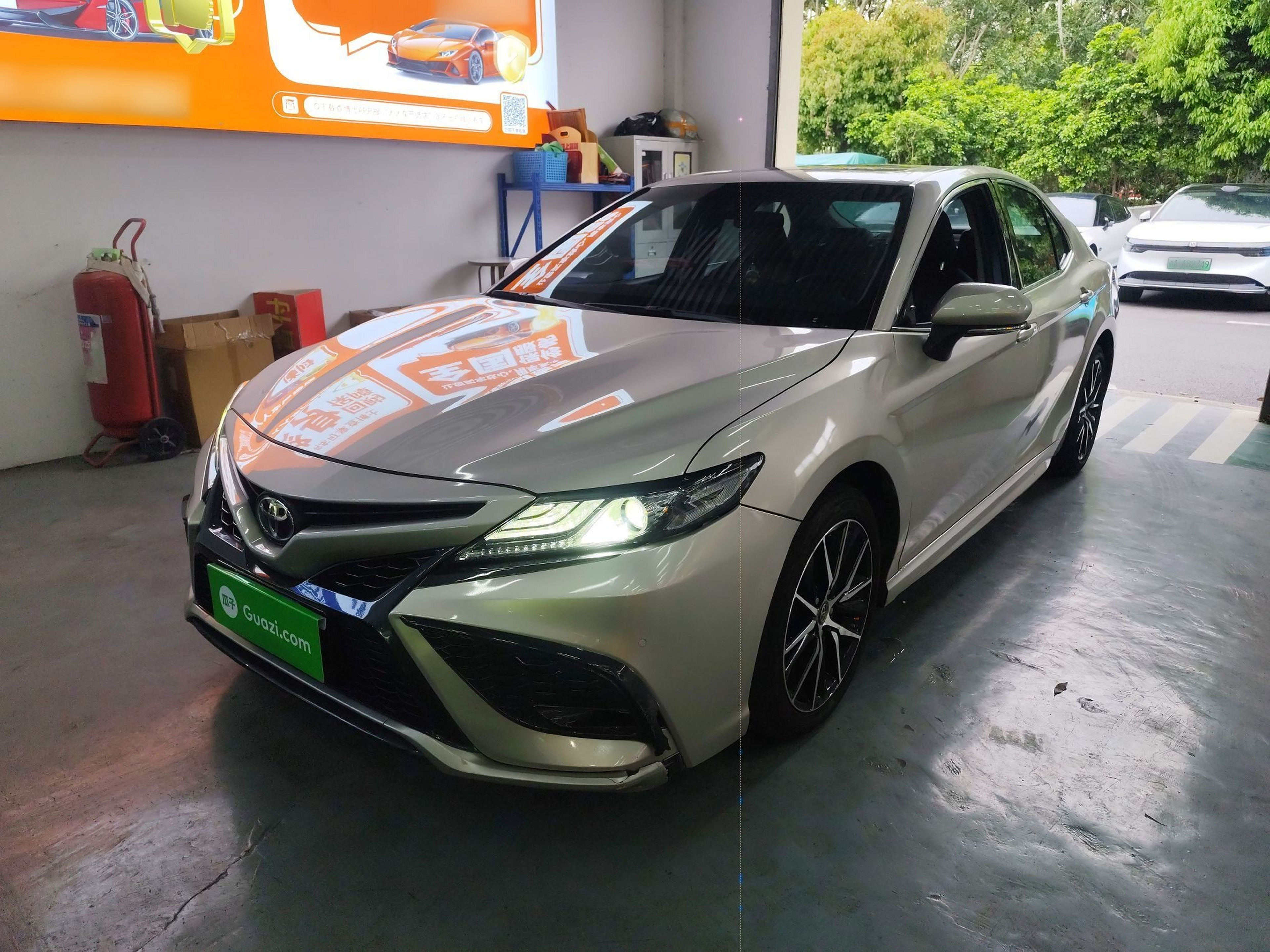 تحت مقدمة السيارة