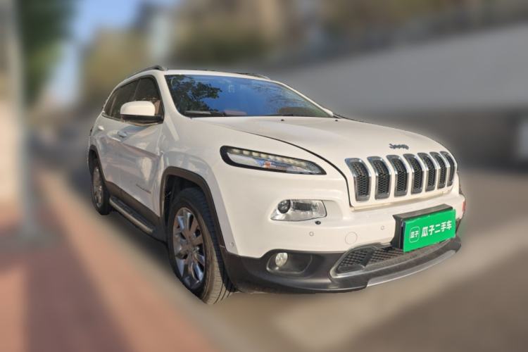 Used Jeep Cherokee 2016 2.4L Superior Edition Front Right 45 Deg