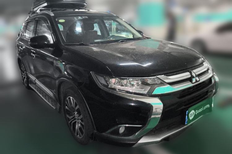 Used Mitsubishi Outlander 2018 2.4L 4x4 Elite Edition 5 Seats Front Right 45 Deg