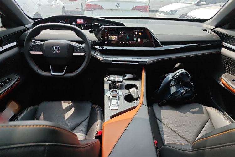 Used CHANGAN UNI-V iDD 2023 ZhiDian iDD 1.5T 113km Smart & Fun Version Center Console