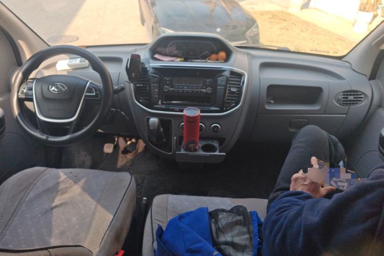 Used SAIC MAXUS Xintu V80 2023 2.0T Manual Classic Aoyuntong Short Wheelbase Ultra-Low Roof 5/6-Seater Center Console