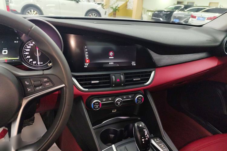 Used Alfa Romeo Giulia 2017 2.0T 200HP Luxury Edition
