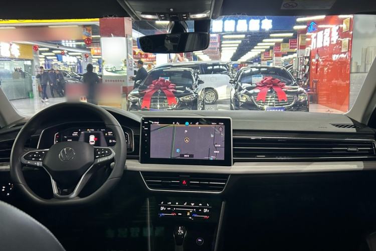 Used Volkswagen Tiguan L 2024 Outstanding Model 330TSI Automatic Two-Wheel Drive R-Line Dragon Glory Edition Interior 3