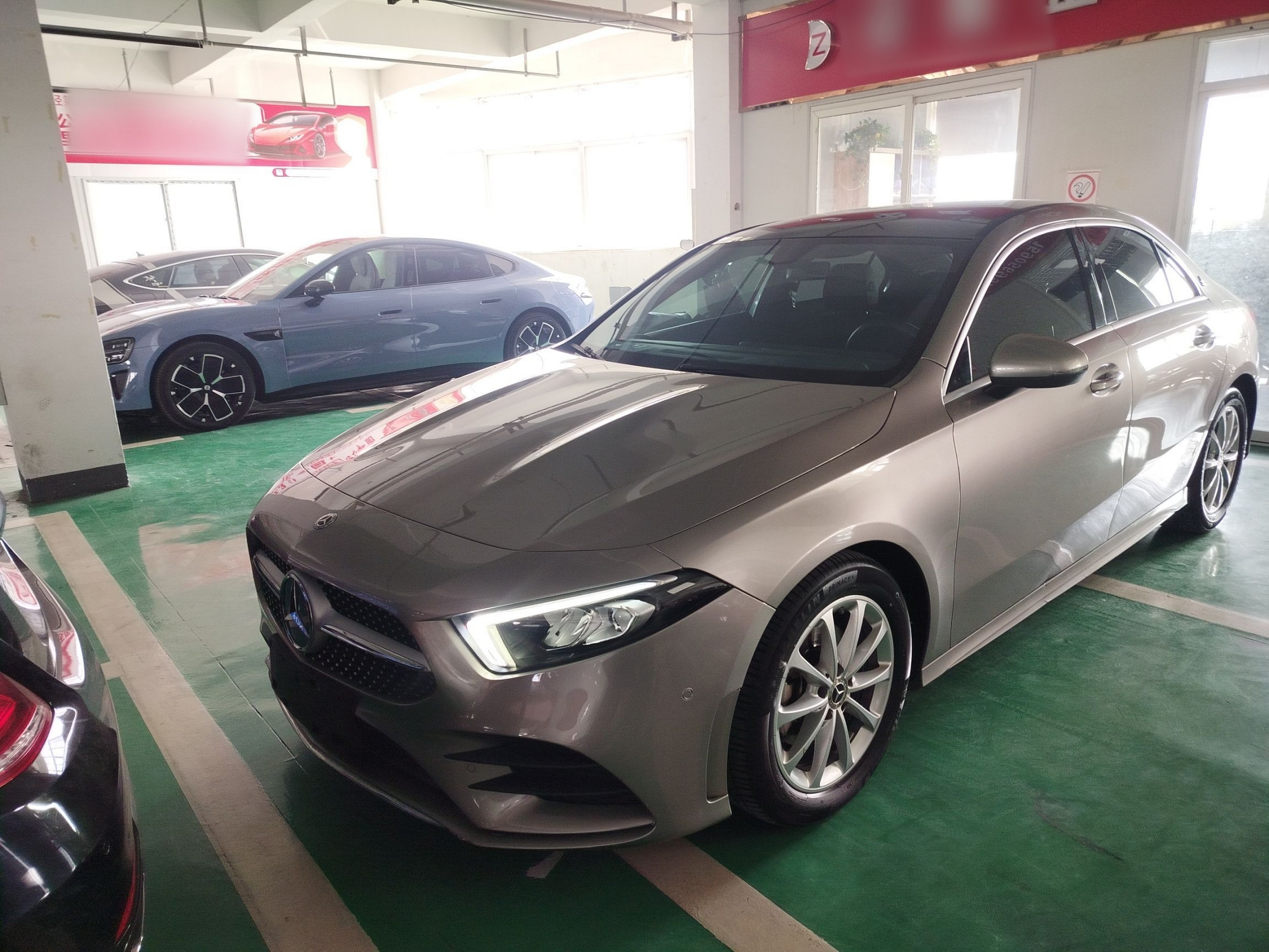 تحت مقدمة السيارة