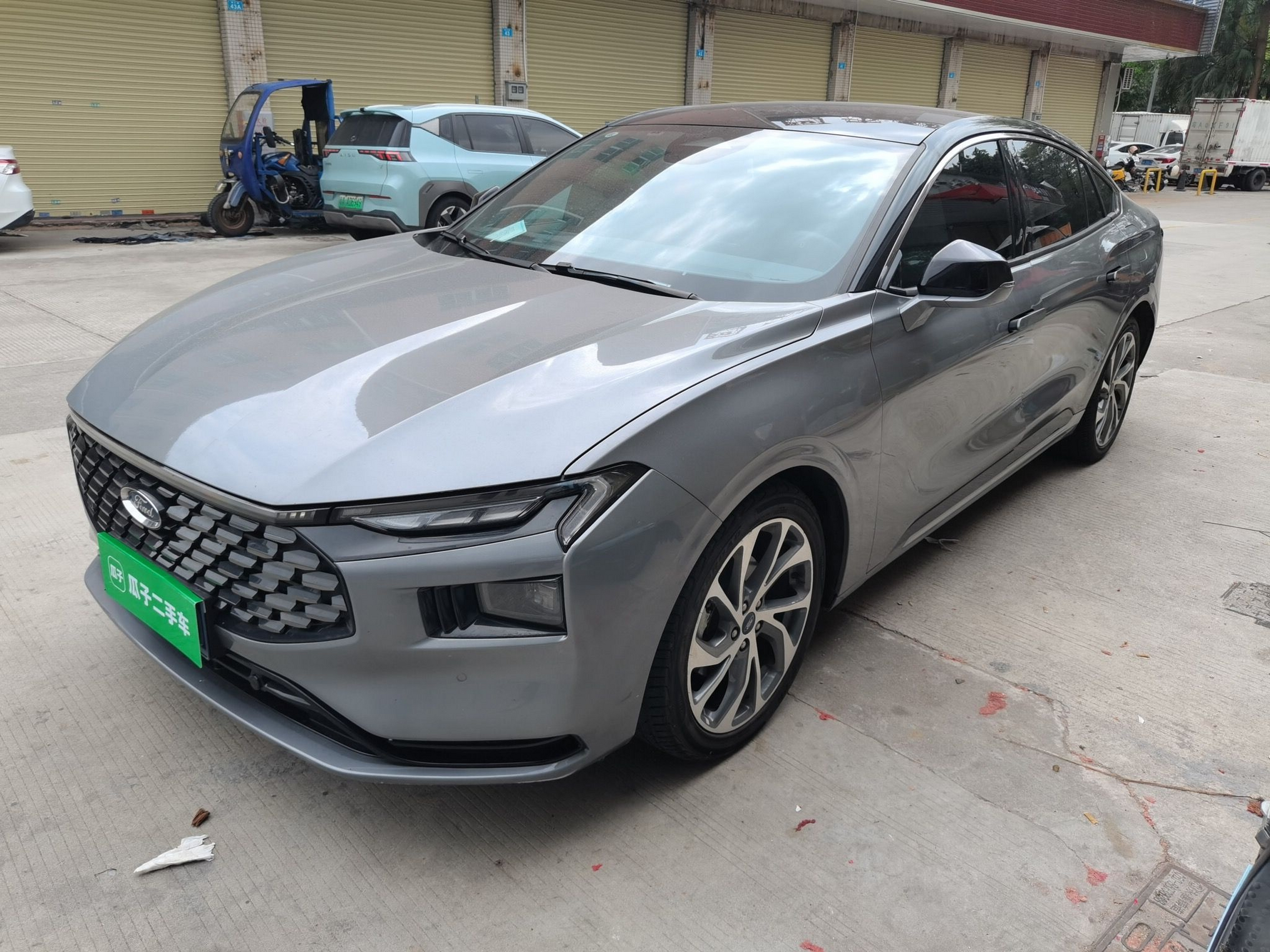 Под передней частью автомобиля