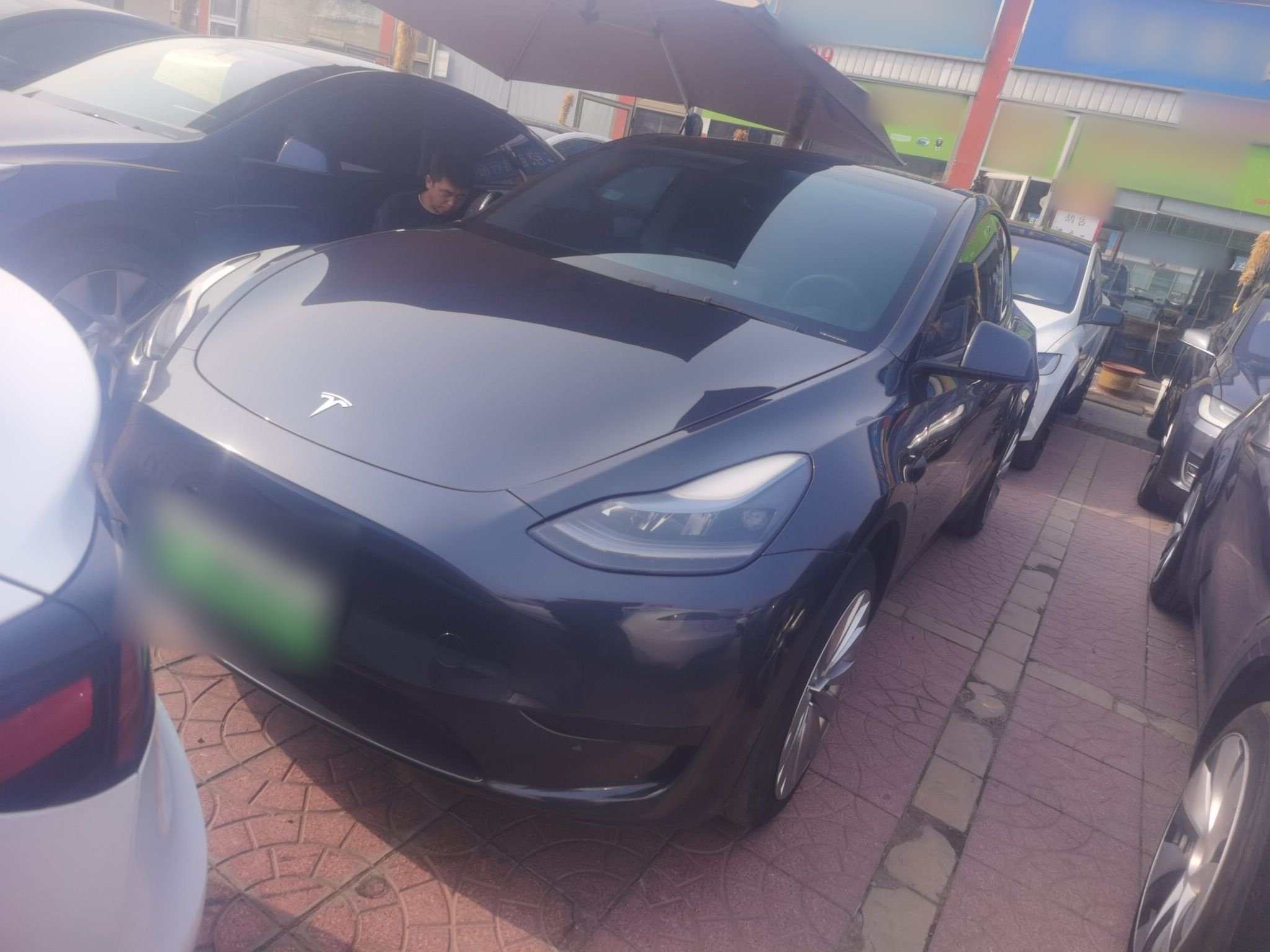 Под передней частью автомобиля