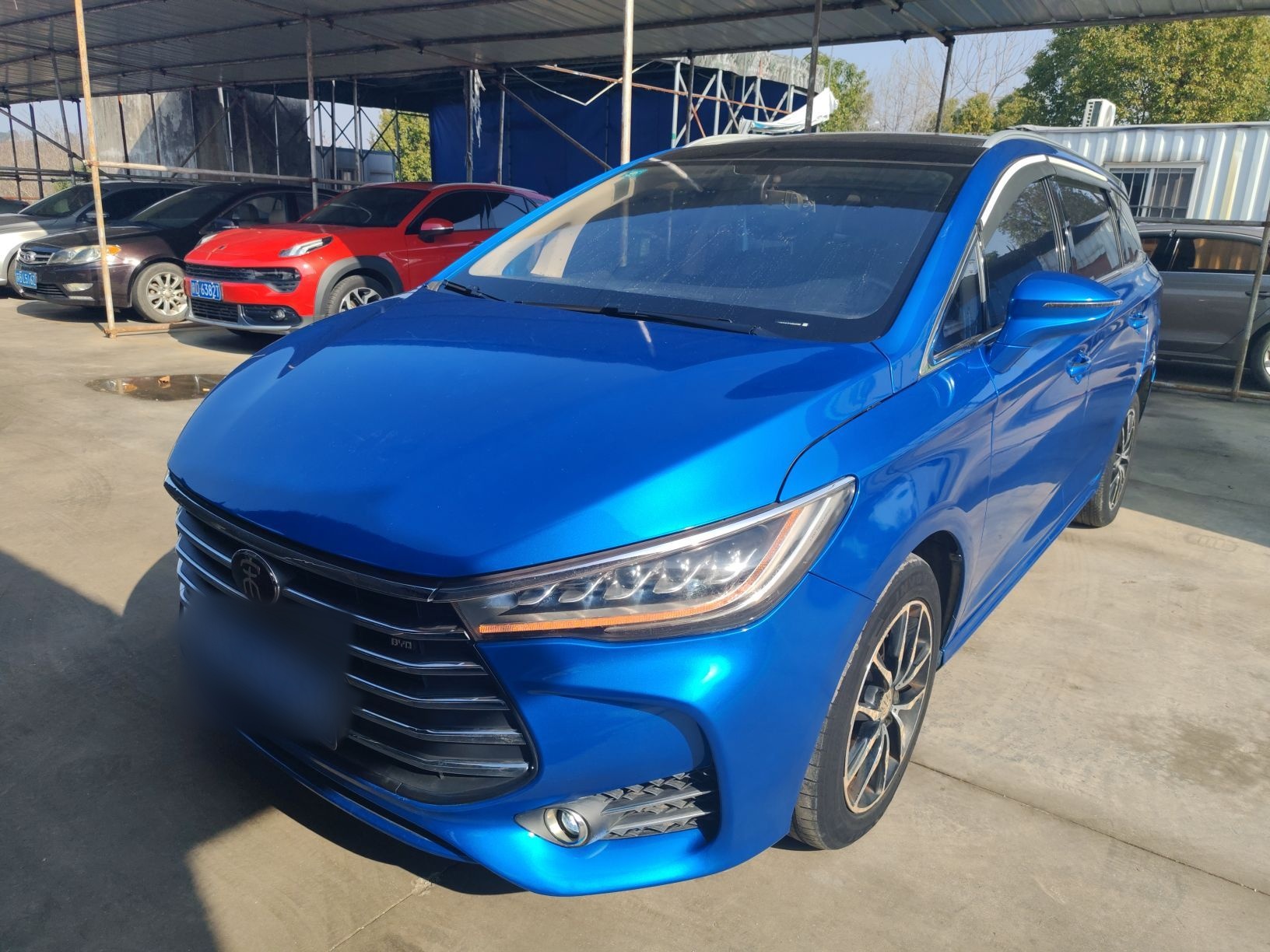 تحت مقدمة السيارة