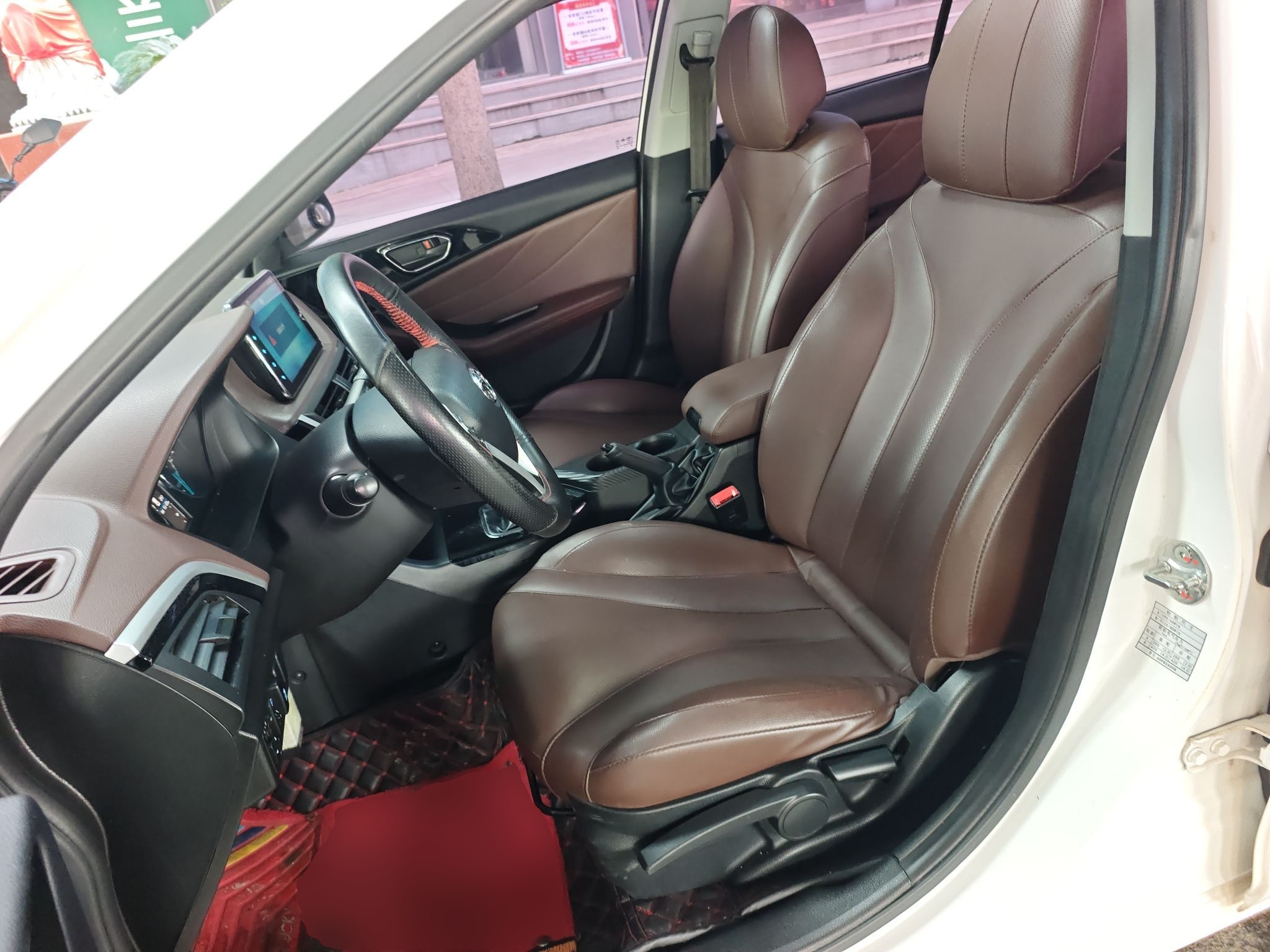 المقاعد الأمامية داخل السيارة