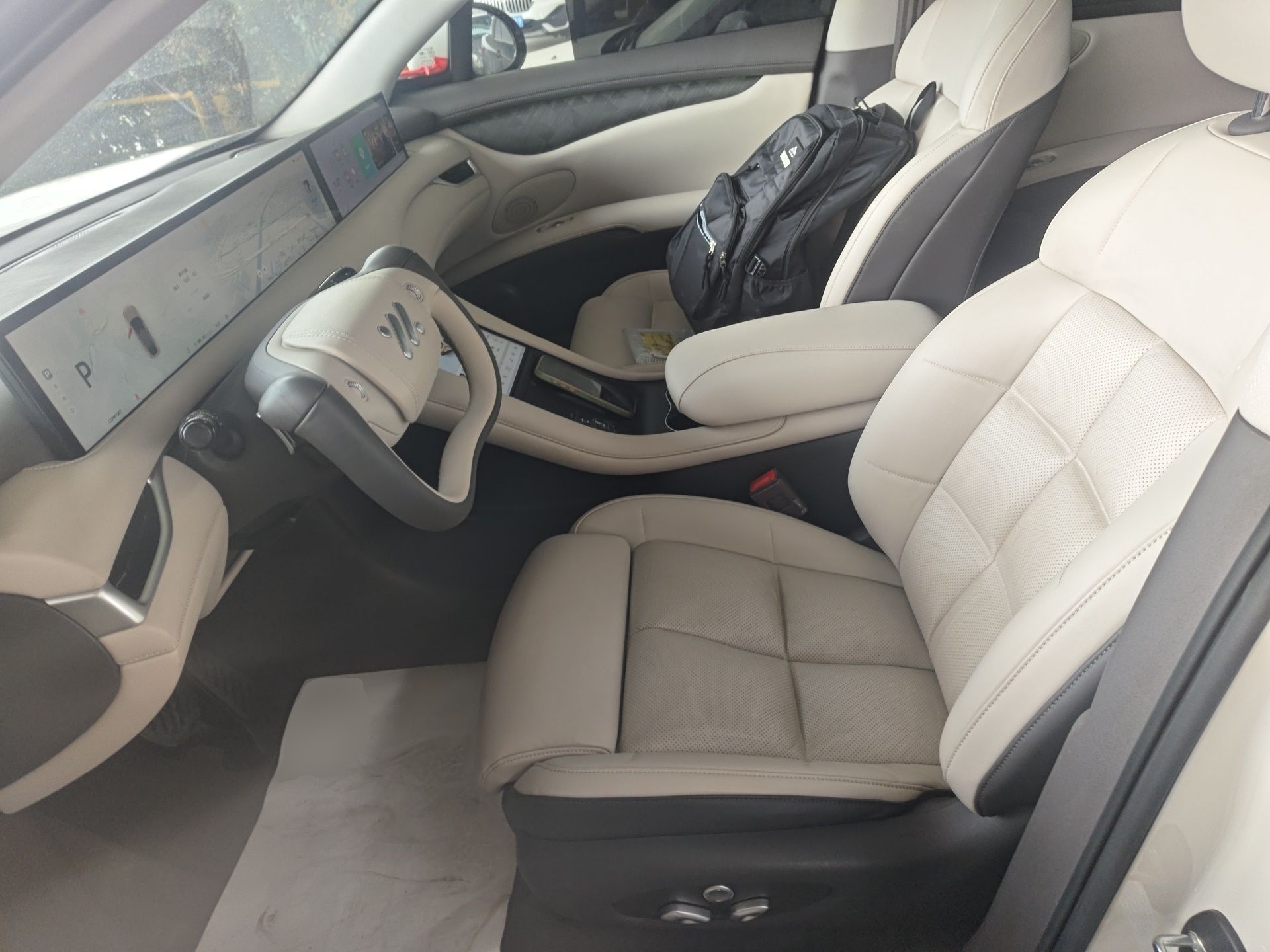 المقاعد الأمامية داخل السيارة