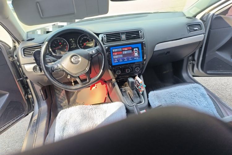 Used Volkswagen Sagitar 2018 1.6L Automatic Comfort Model Center Console