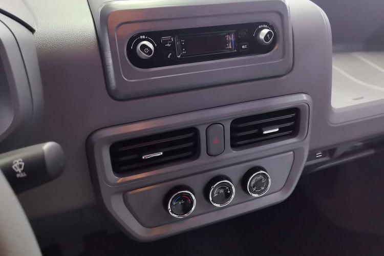 Used Wuling Yangguang 2024 300KM Comfort Version Passenger Van 75kW