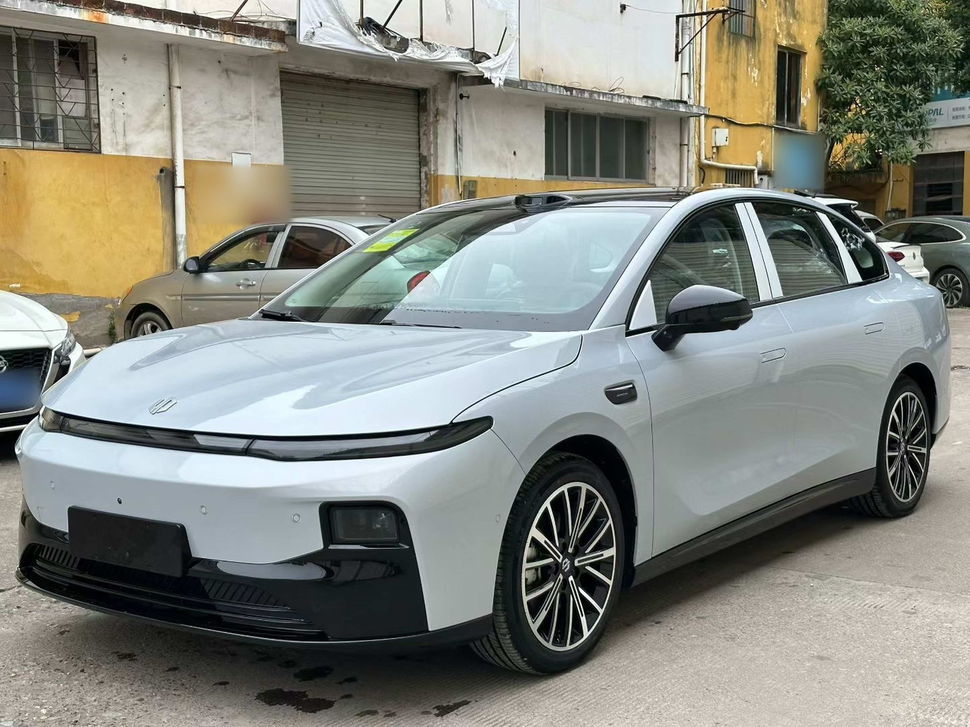 Под передней частью автомобиля
