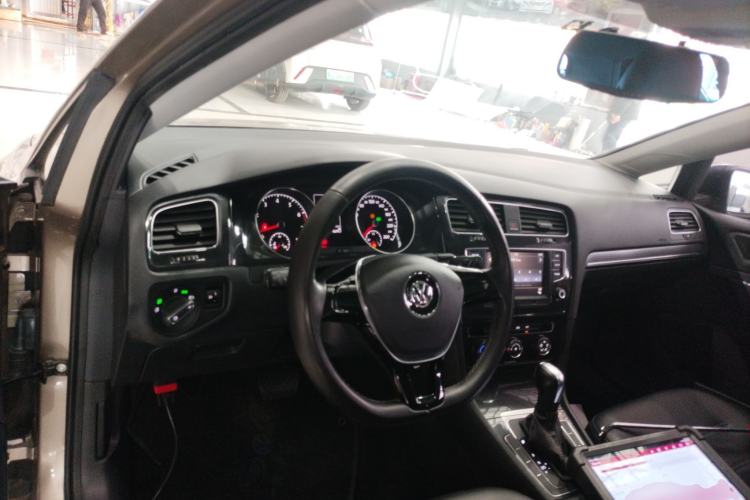 Used Volkswagen Golf 2017 230TSI Automatic Comfort Edition – Celebrating Milestone of One Million Units Center Console