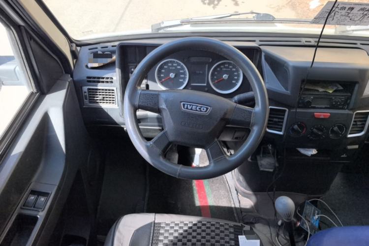 Used Iveco Daily 2021 2.5T A35 M1 Passenger Van 5-9 Seater Short Wheelbase Low Roof Dual Tires Manual Doors Steering Wheel