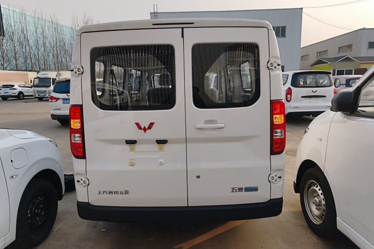 Used Wuling Yangguang 2024 300KM Comfort Version Passenger Van 75kW
