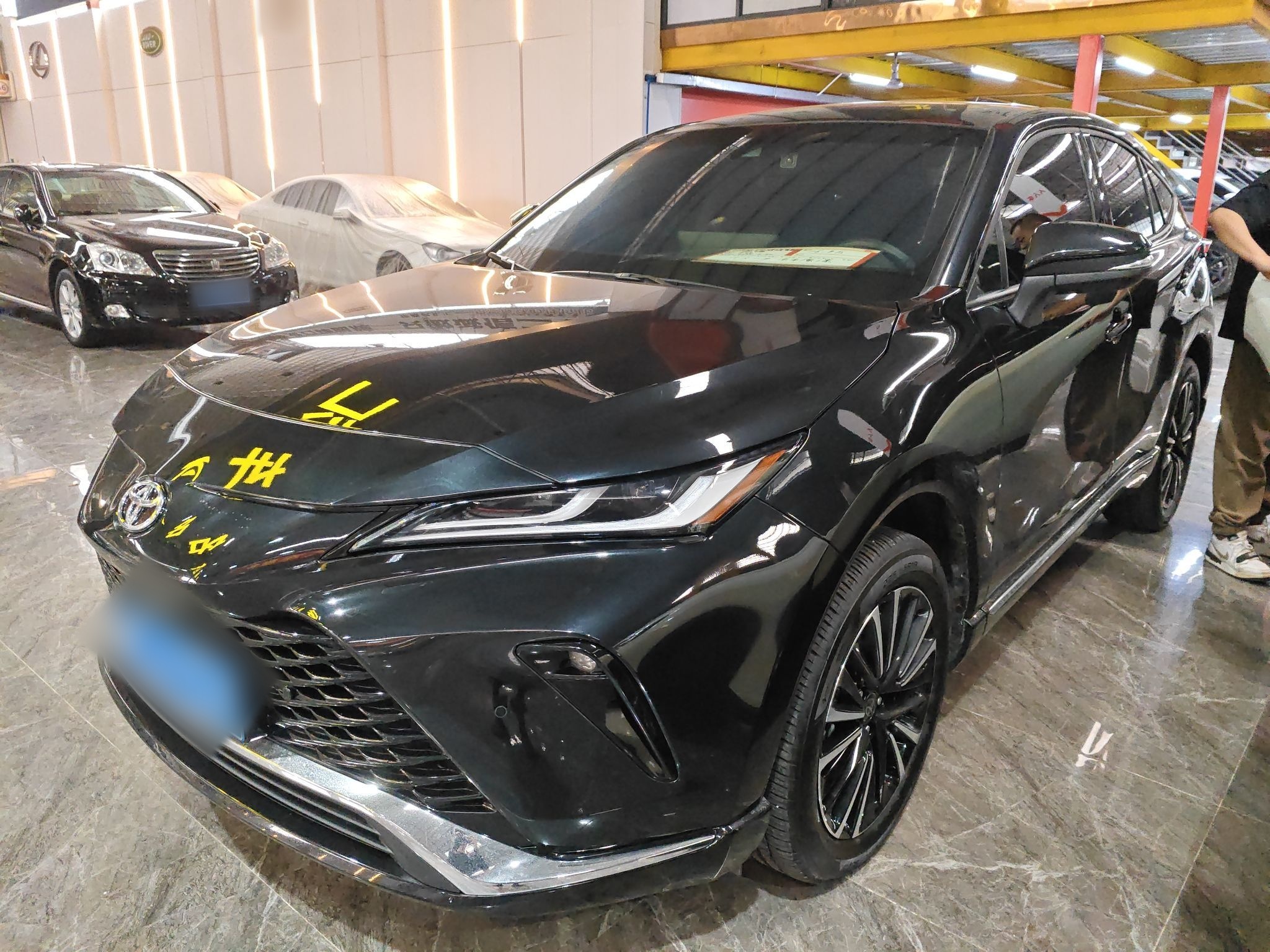 Под передней частью автомобиля