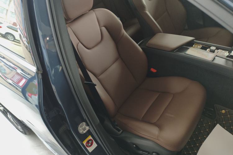 Used Volvo XC60 2025 B5 4x4 Smart Luxury Edition
