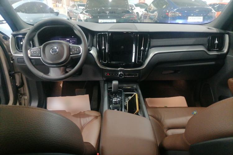 Used Volvo XC60 2023 B5 4x4 Smart Luxury Edition Center Console