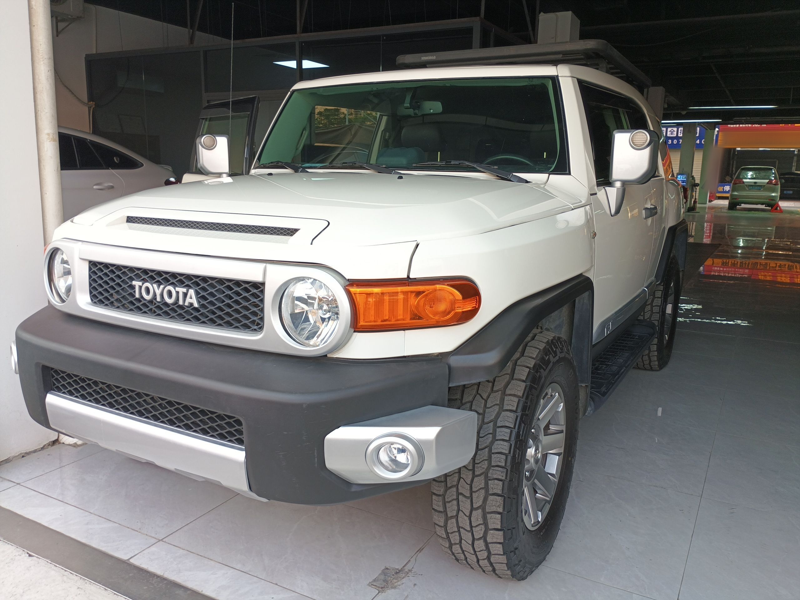 تحت مقدمة السيارة