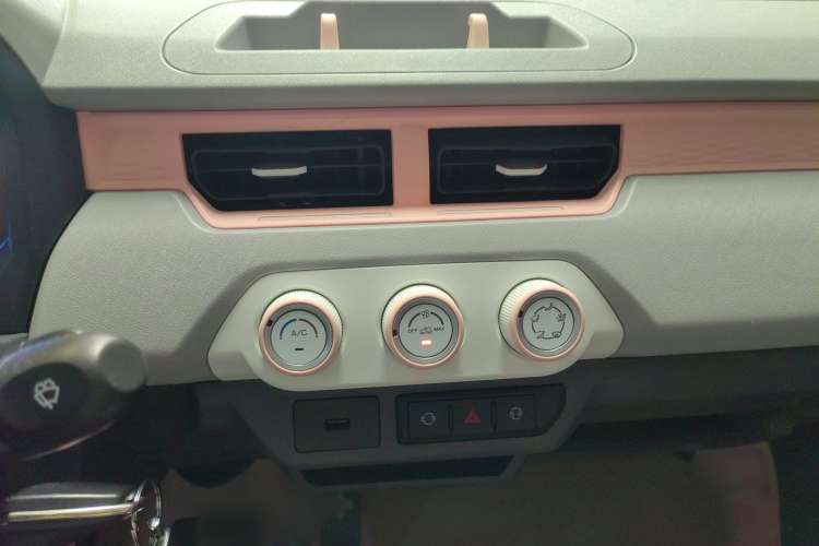 Used Chery New Energy QQ Ice Cream 2022 170km Sundae Phosphate Lithium-Ion Audio And AC Panel