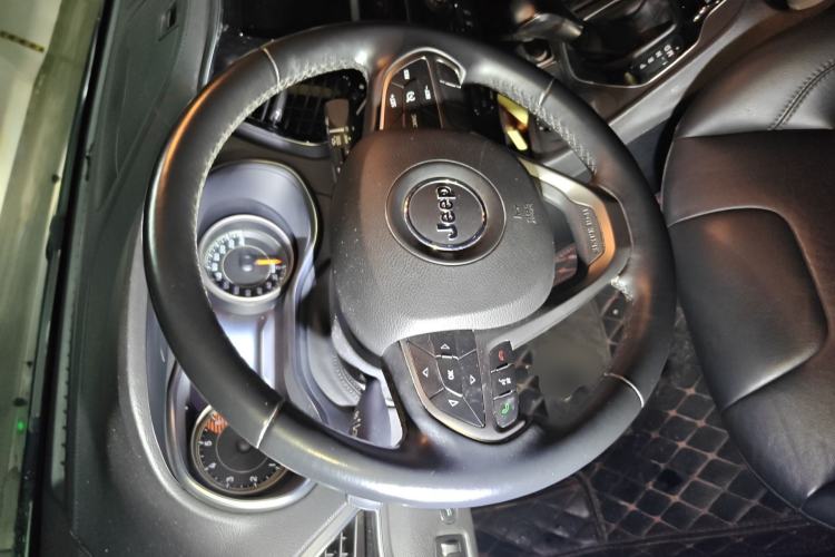 Used Jeep Cherokee 2019 2.0T Four-Wheel Drive Explorer Edition China VI Emission Standard Steering Wheel