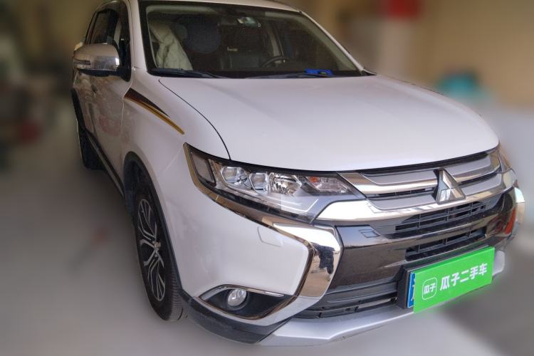 Used Mitsubishi Outlander 2016 2.4L 4x4 Elite Edition 5 Seats Front Right 45 Deg
