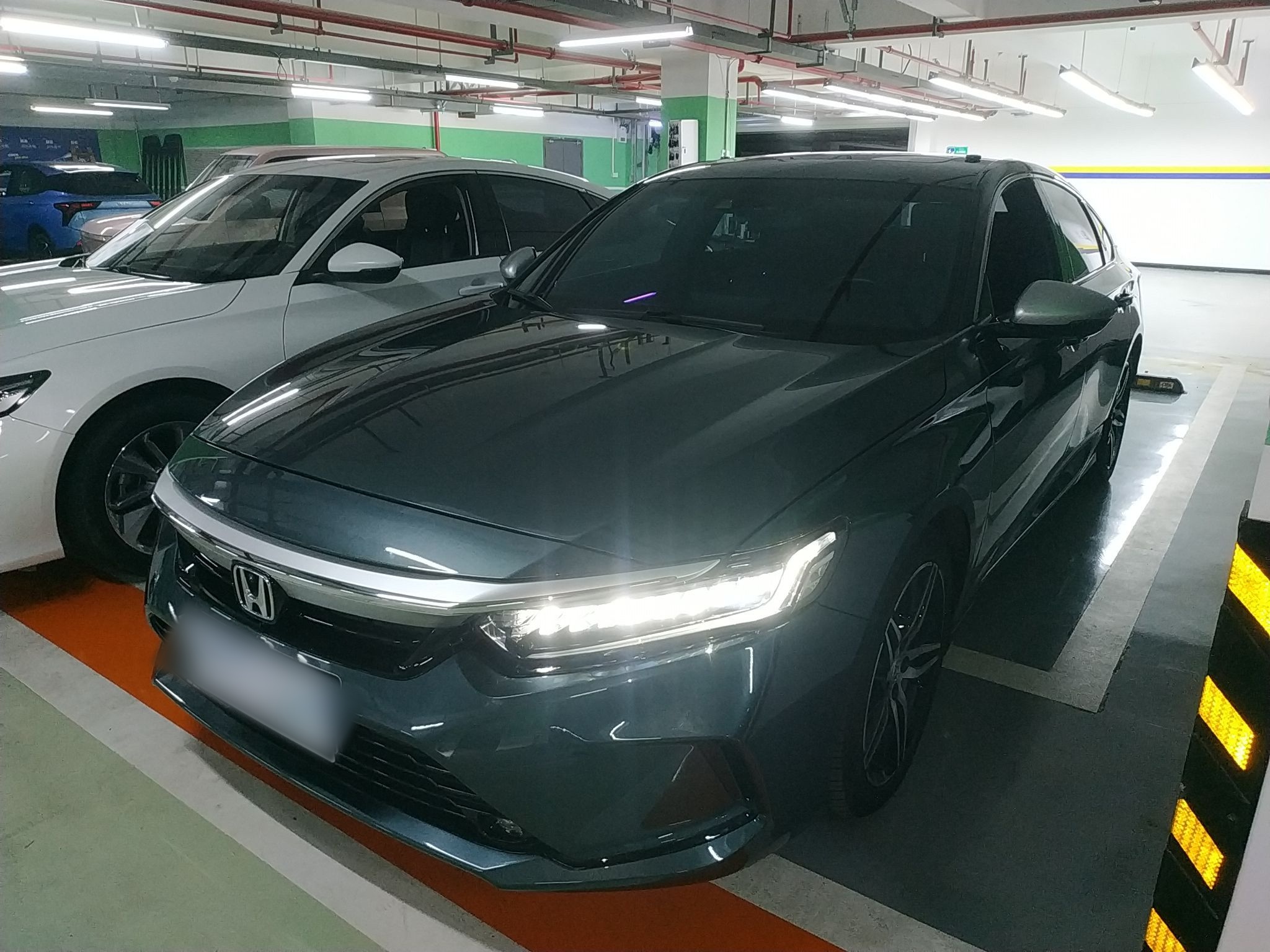 تحت مقدمة السيارة