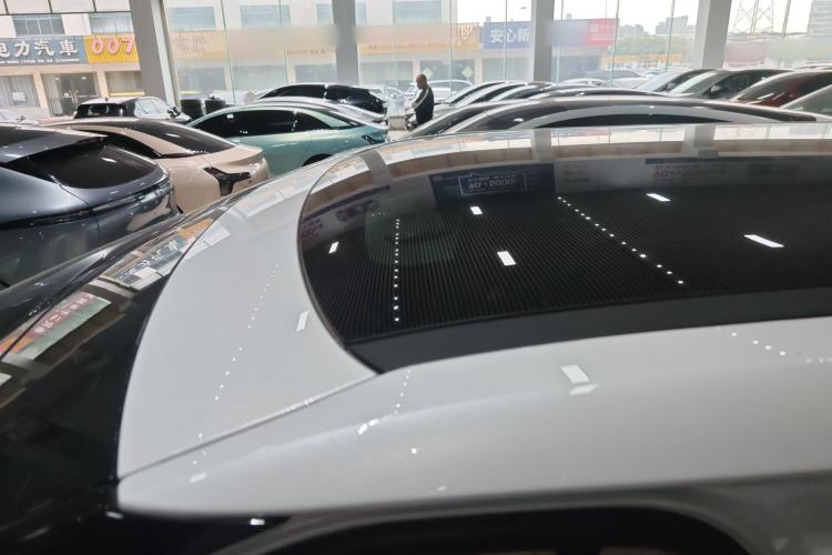 Used XPeng X9 2025 740 Ultra-Long Range Max Roof